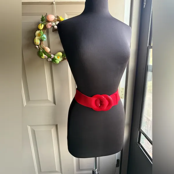Vintage 80s red snakeskin stretch buckle belt, size medium - Image 3