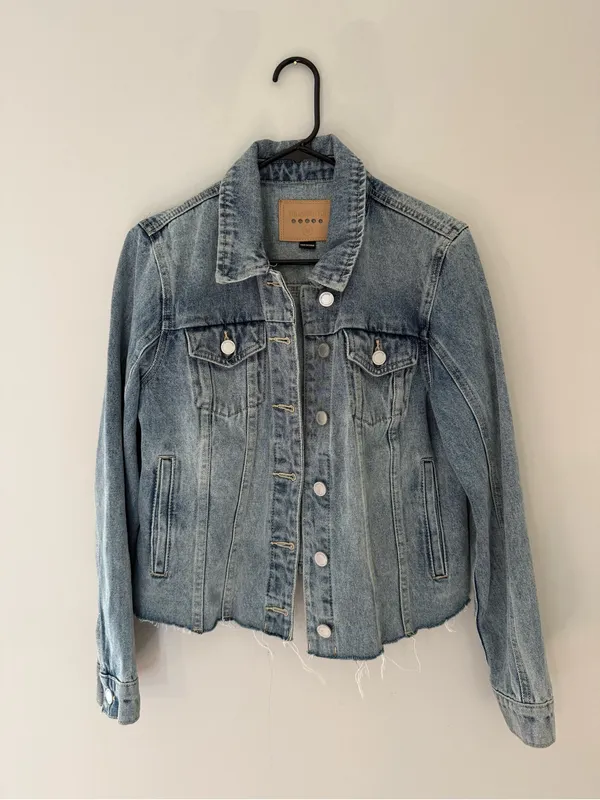 BLANKNYC Cropped Distressed Denim Jacket Raw Hem Women’s Medium - Image 3