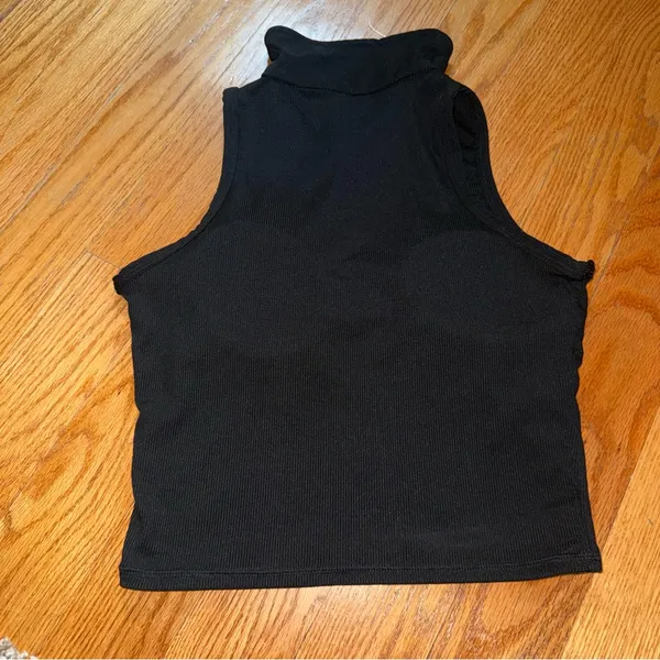 ⭐️Black Ribbed Mock Neck Sleeveless Crop Tank - Image 4