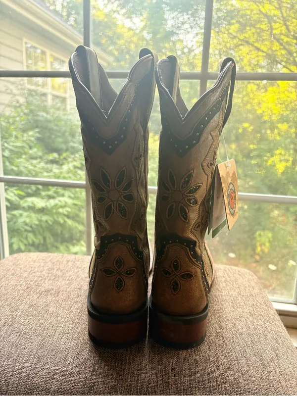 Laredo Tan and Brown Western Cowboy Boots with Embroidered Stitching - Image 6