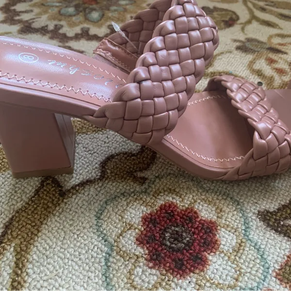 Stylish Pink Woven Sandals Size 8 - Image 2