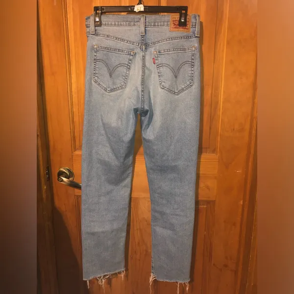 368. Levi’s high rise wedgie straight light wash distressed jeans size 28 - Image 5