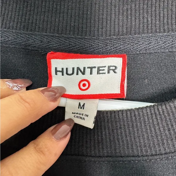 Hunter for Target Women’s size M Black Crewneck Sweatshirt Logo Embossed(A121✨ - Image 4