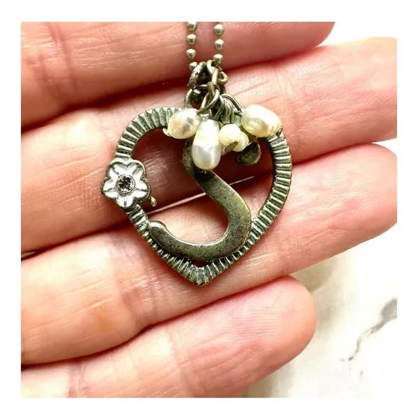 Silver tone freshwater Pearl S monogram heart pendant necklace - Image 2