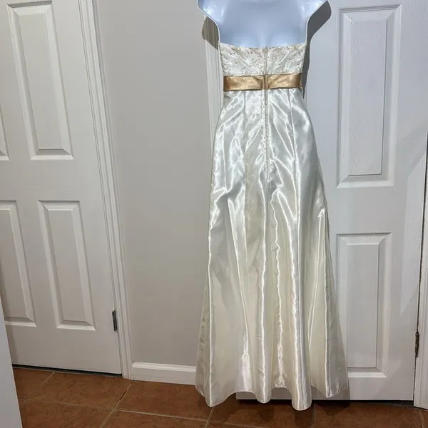 Jessica McClintock Gunne Sax Strapless Embroidered Gold Lace Satin Maxi Dress‎ 1 - Image 4