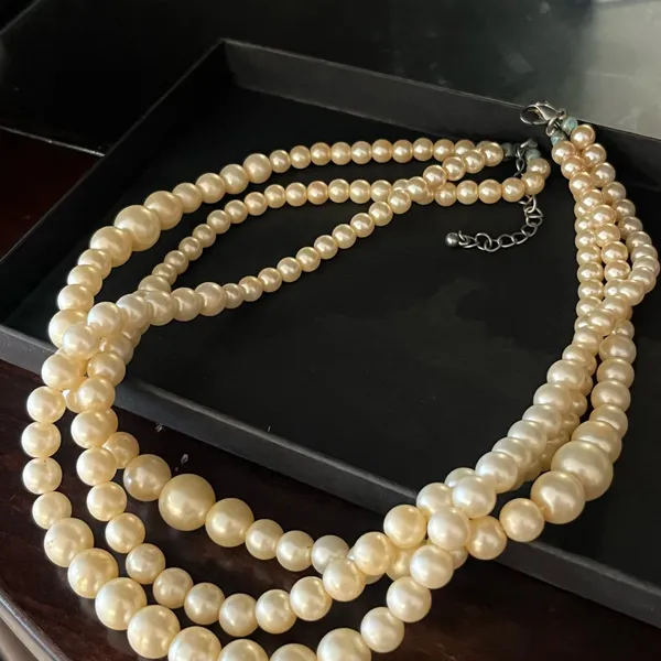 Elegant Pearl Necklace - Image 2