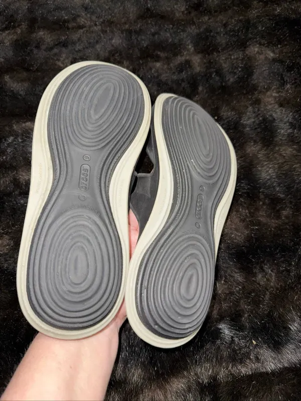 CROCS Tone Alaina Flips (Croslite) Women 9 Black/w Silver Grey sandals shoes - Image 4