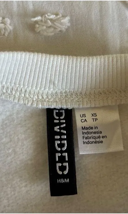 H&M Divided White and Blue Crewneck Sweatshirt - Image 3