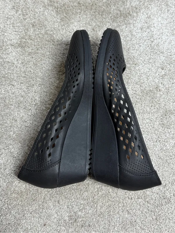 Naturalizer Women’s Brina Laser-Cut Wedges Pump Shoes in Black 9M - Image 5