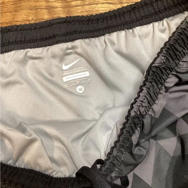 Nike running shorts Black/gray geometric Size Medium - Image 7