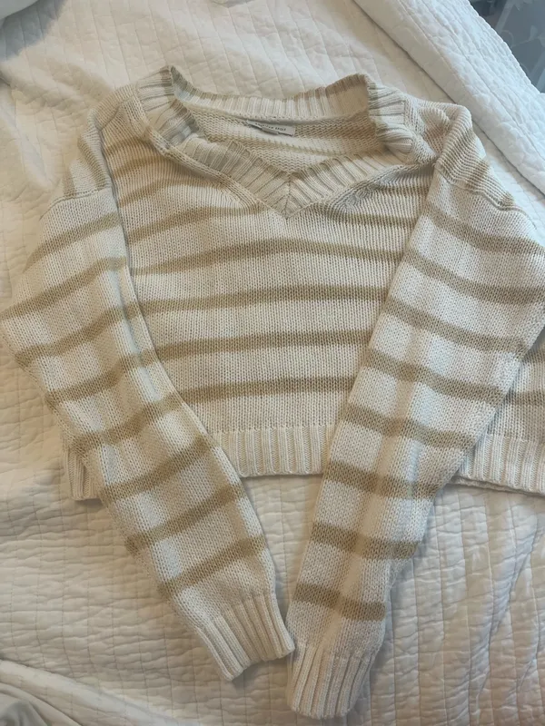 Cropped American Eagle Sweater - Image 4