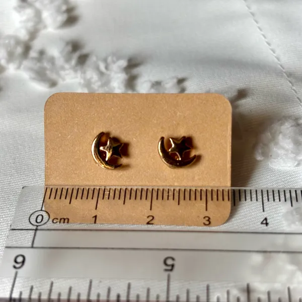 Moon and star stud earrings Gold - Image 4