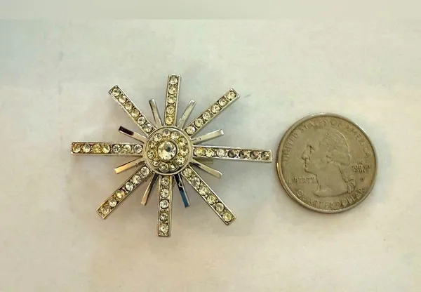Elegant Silver Starburst Brooch - Image 3