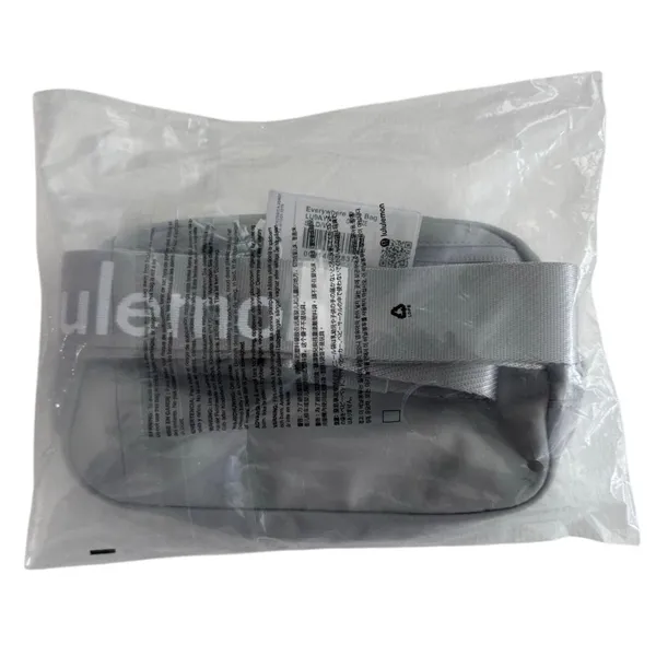 Everywhere Belt Bag 1L Wordmark Silver Drop / White - Image 8