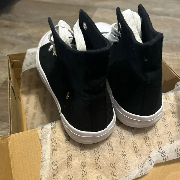 Black high tops Size 8 - Image 4