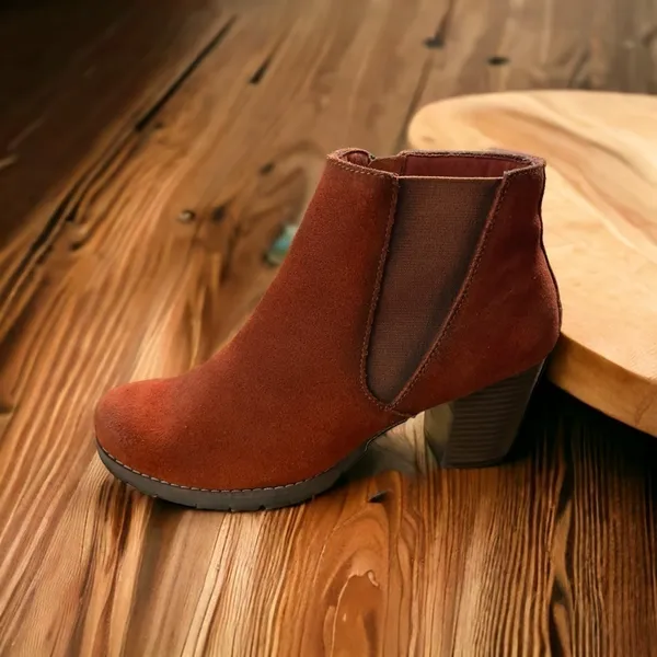 Clarks Women's Pause Camelia Boot Size 8M Block Heel Chelsea Red Suede Pull On - Image 7