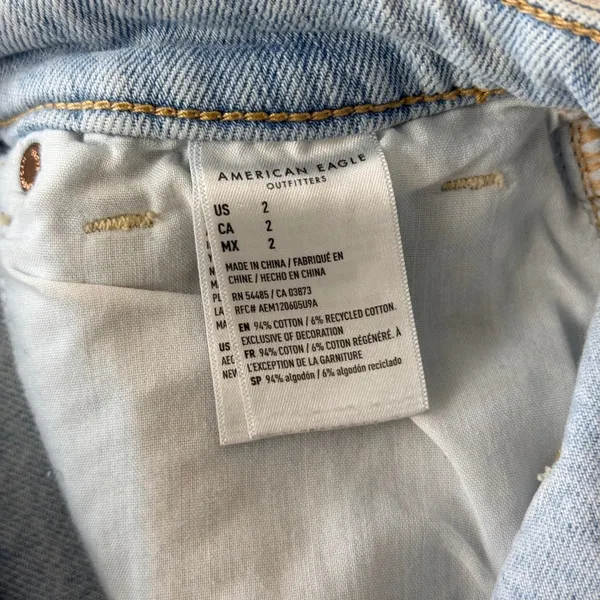 American Eagle Mom Short‎ Light Wash Distressed Rainbow Sunshine Denim Size 2 - Image 6