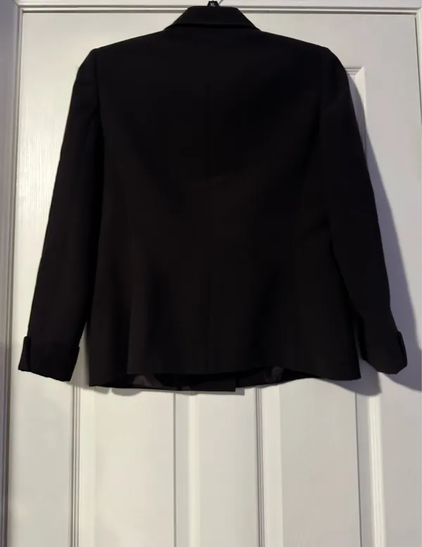 Tahari Arthur S. Levine Classic Blazer Single Breasted blazer is a size 10. - Image 2