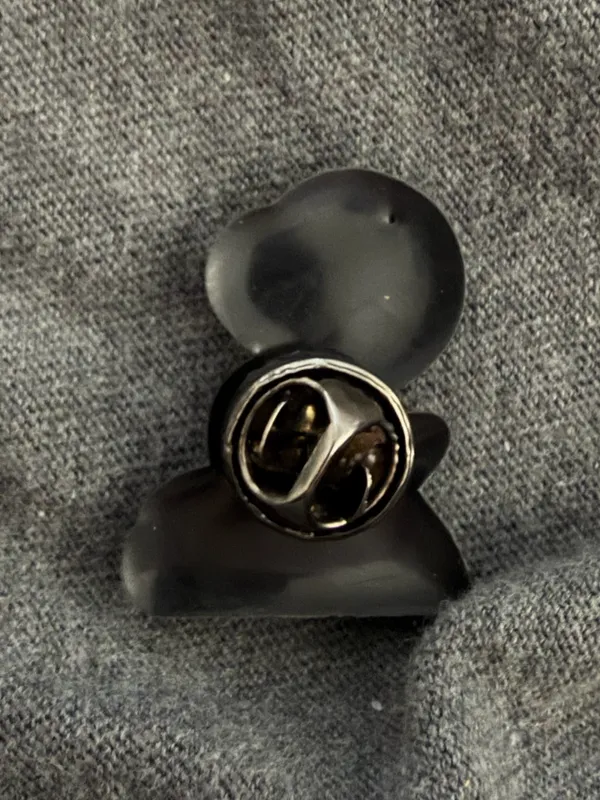 Goose with scissors rubber Pin Silver - Image 2