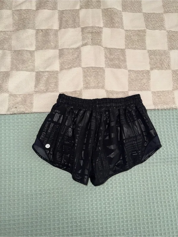 Lululemon Hotty Hot‎ Short II *2.5" Manifesto size 6 - Image 5