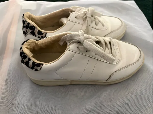 Women’s Old Navy White Sneakers with leopard print fabric Size 6 - Image 2