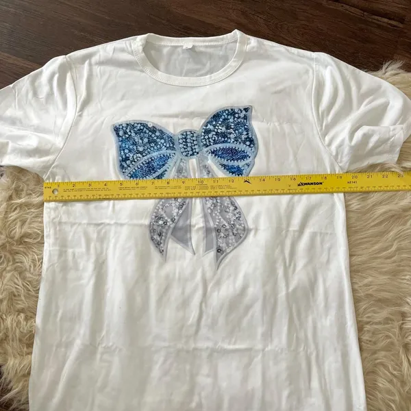 Source Unknown NWOT White Blue Rhinestone Bow Graphic T-shirt Size M - Image 4