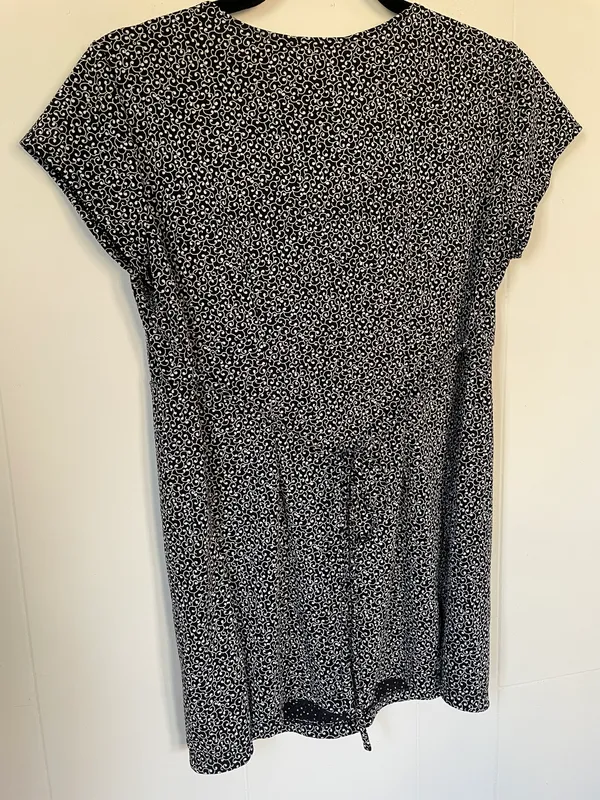Motherhood Maternity short sleeve blouse top floral vine women’s size medium - Image 7