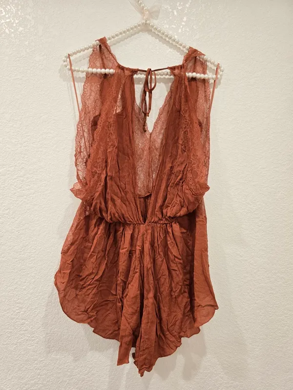 Free People cinnamon-colored romper with lace M - Image 5