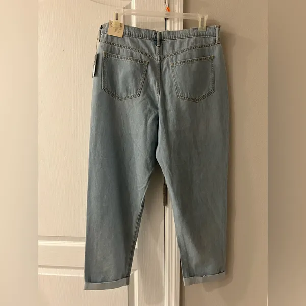 Universal Threads NWT Mid-Rise Boyfriend Jeans Size 12 - Image 4