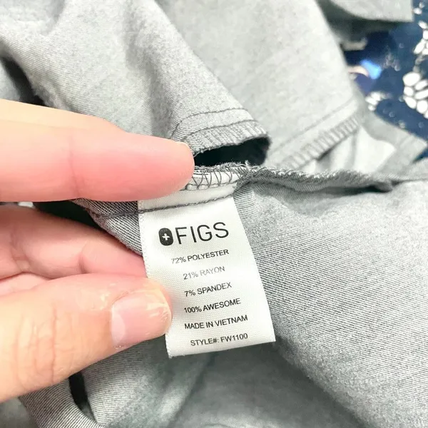 FIGS Clothing Women's Casma Three-Pocket Scrub Top Grey Graphite in Size XS - Image 3