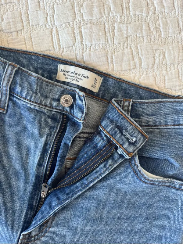 Abercrombie & Fitch Medium Slim Straight Ultra High Rise - Image 3