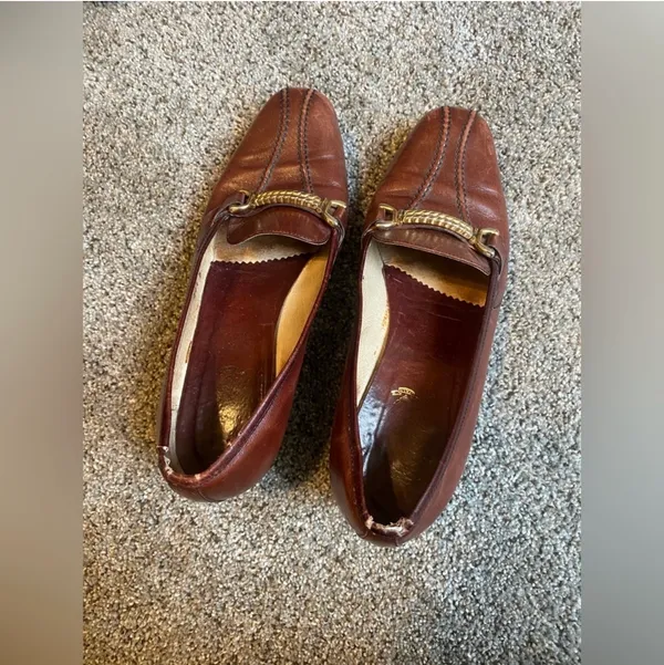 Gucci Heels Are Vintage leather brown in color.. needs a good polish. In great condition no Flaws. - Image 11