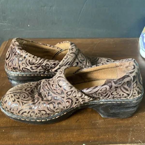 B O C BORN CONCEPT WOMEN'S sz PEGGY CLOG BROWN TOOLED LEATHER SLIP ON - Image 7