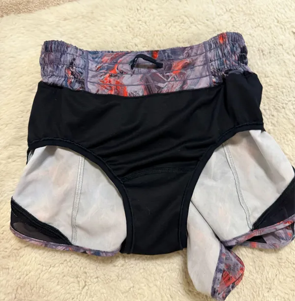 Lululemon High-Rise Hotty Hot Shorts 2.5" - Image 4
