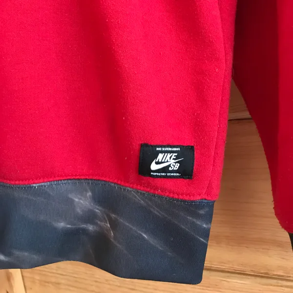 Nike ESSENTIAL RED/BLACK  GRAPHIC SWEATSHIRT PULLOVER - Image 5