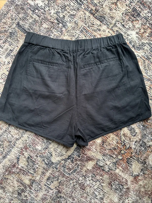 Madewell Pull On Shorts in almost black - Image 4