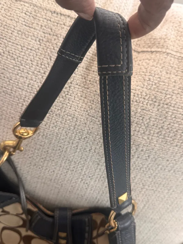 Vintage Coach Hamptons Blue Leather & Jacquard Signature Studded Hobo Shoulder bag. - Image 6