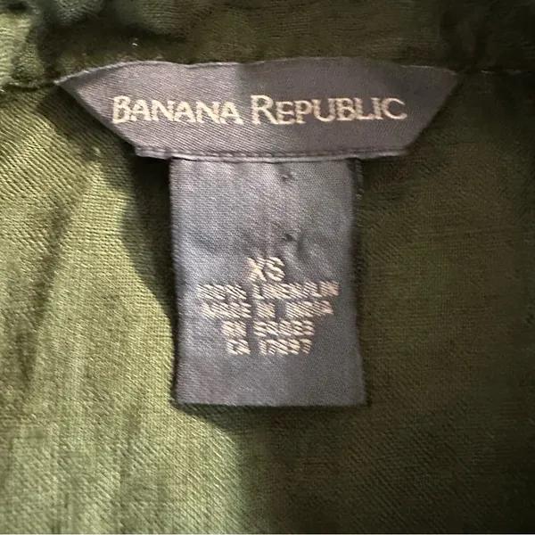 Banana Republic women's size XS military green linen button down blouse - Image 3