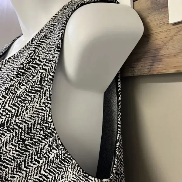 Banana Republic Sleeveless Black and White Abstract Pullover Shell- Large - Image 6