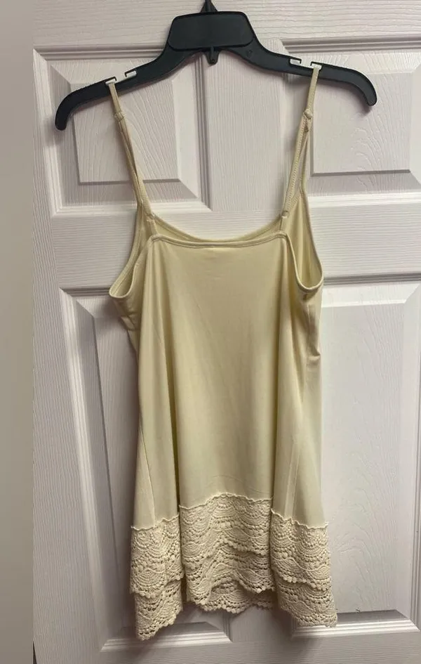 Boutique Brand Cream Lace/Crochet Basic Tank Size Medium - Image 5