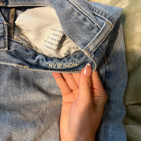 Light Wash Ripped American Eagle Mom Jeans size 6 - Image 6