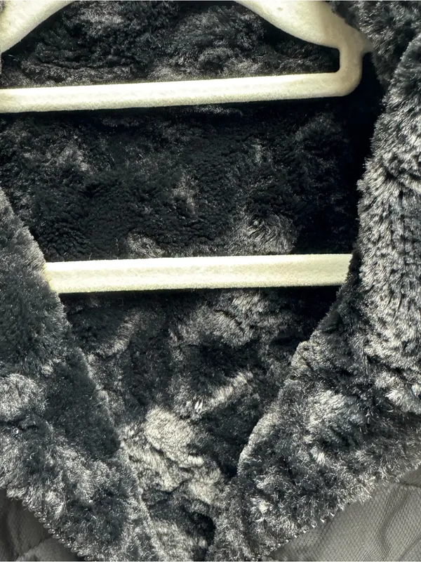 The North Face Women's Black Quilted Faux-Fur Lined Vest size Small - Image 4