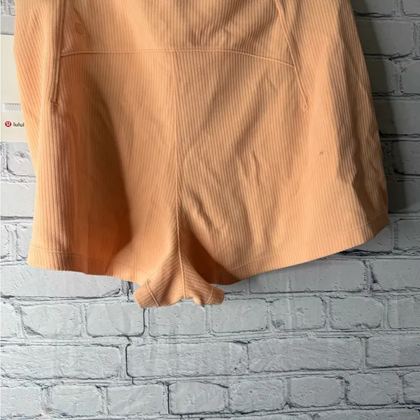 NWT Lululemon ribbed soft stream high rise shorts 2” size 14 peach Bellini - Image 6