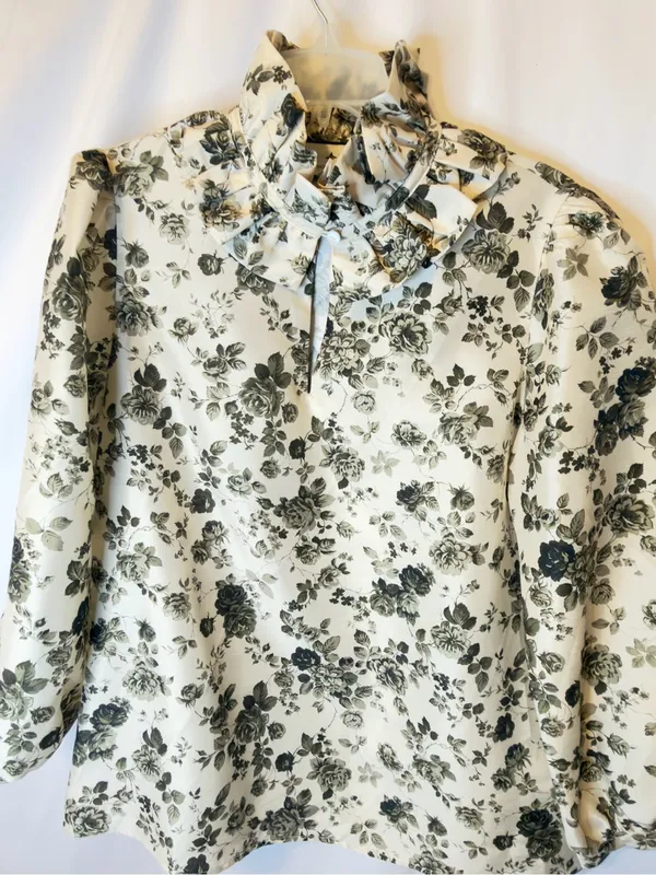 TUCKERNUCK Faded Roses Bouvier Blouse Size Medium - Image 4