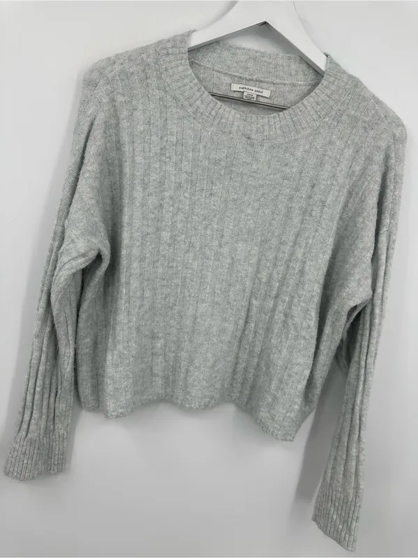 American Eagle Gray Cropped Lightweight Sweater Size Small - Image 3