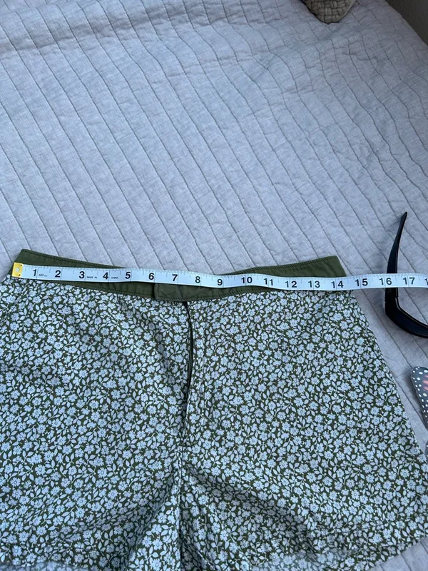 J.Crew vintage Y2K olive green white ditzy floral daisy printed shorts 6 - Image 2