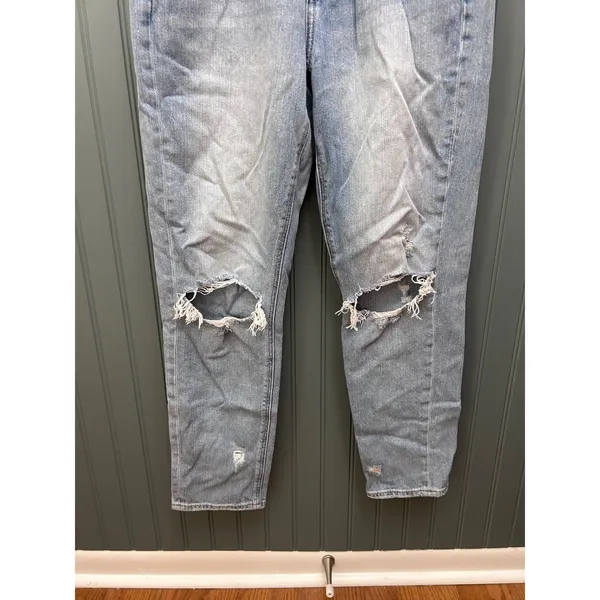American Eagle Women Light Wash Distressed High Rise Mom Jeans Size 4 Regular - Image 2