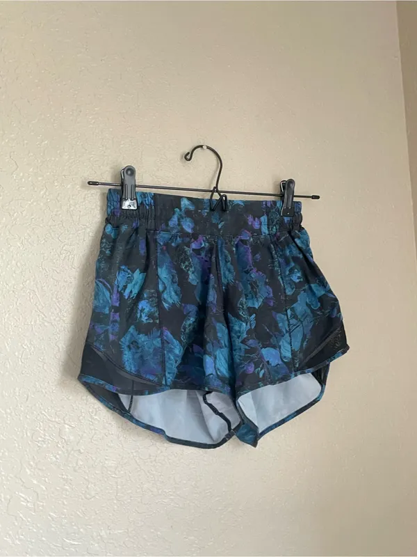 Lululemon Hotty Hot Short II Size 4 Floral Shift Blue Multi / Black - Image 5