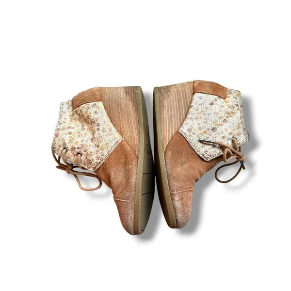 TOMS Desert Wedge Booties Womens 6.5 Tan Suede Metallic Floral Ankle Boots - Image 4