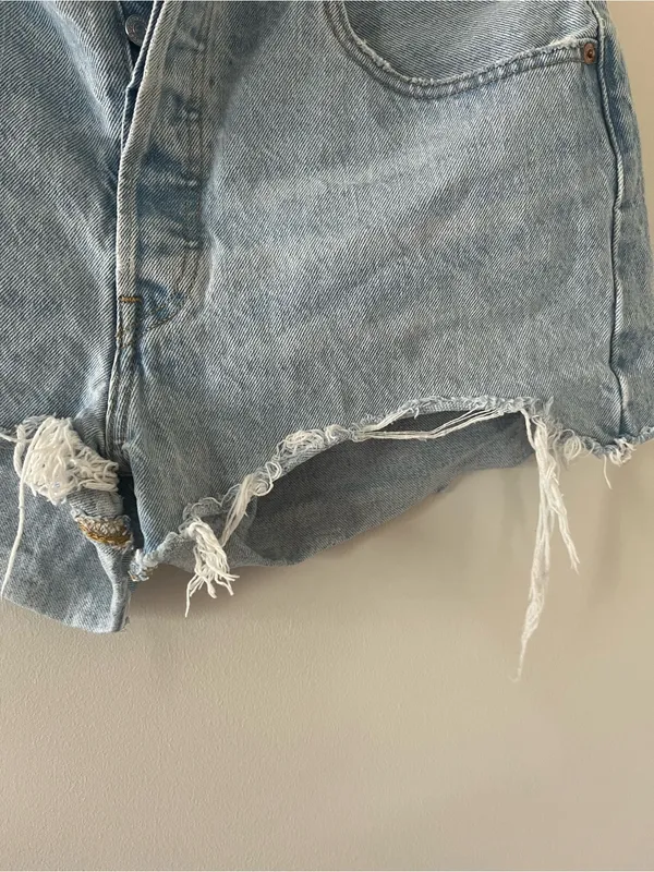 Levi's 501 Original Cutoff Denim Shorts 32 Light Wash Distressed Western Cowgirl - Image 4